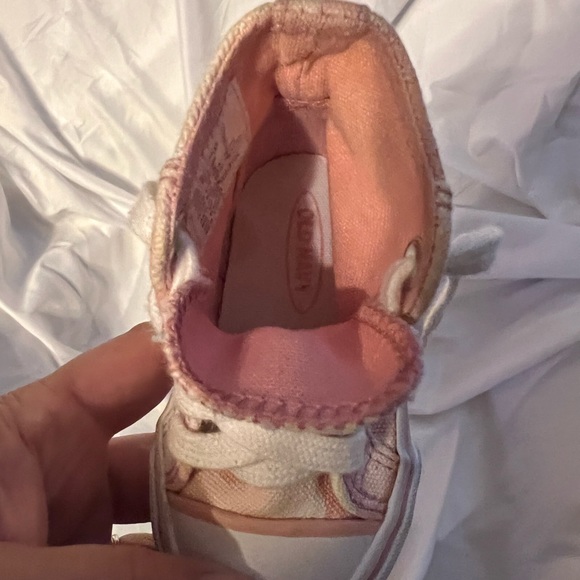 EUC Old Navy tennis shoes. Size 6-12 months. - Picture 10 of 10